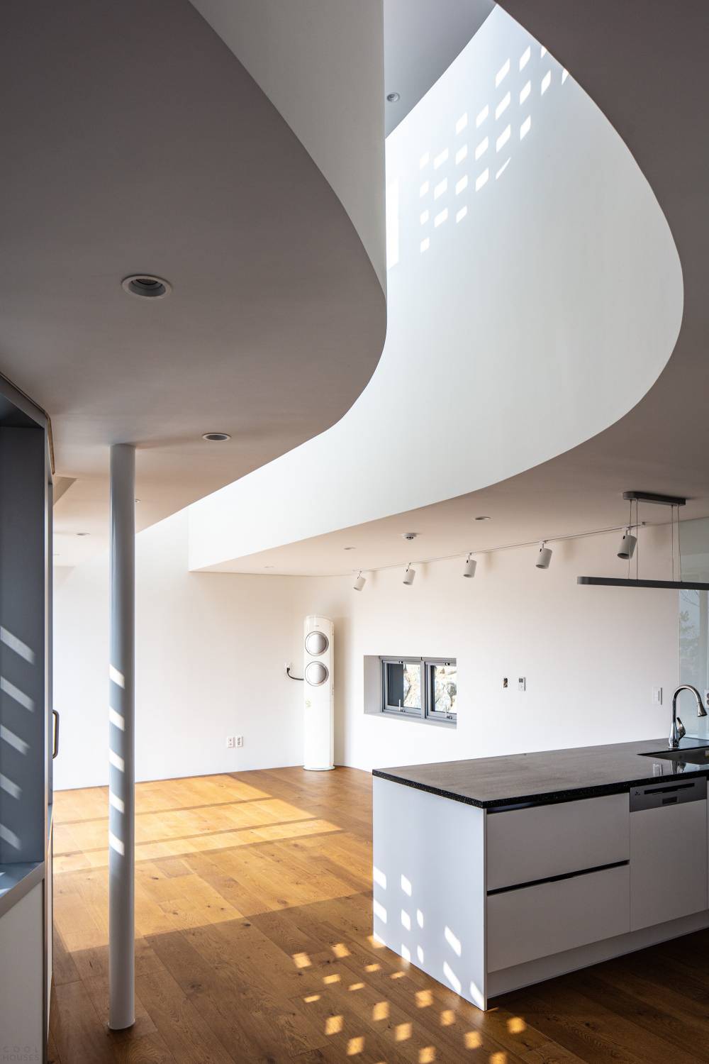 Кирпичный дом с футуристическим дизайном и минималистичной атмосферой