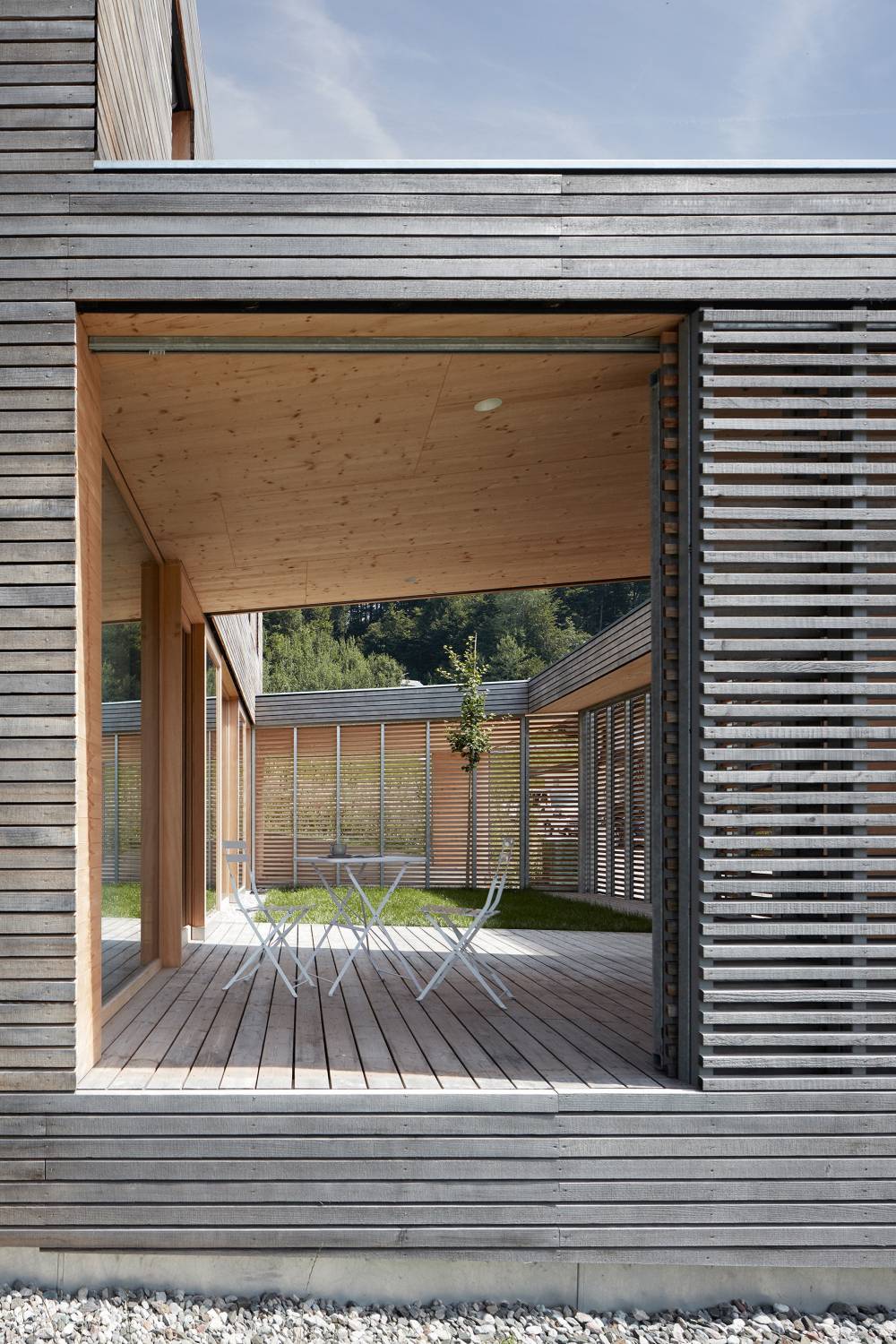 Стильный деревянный дом с универсальным внутренним двором