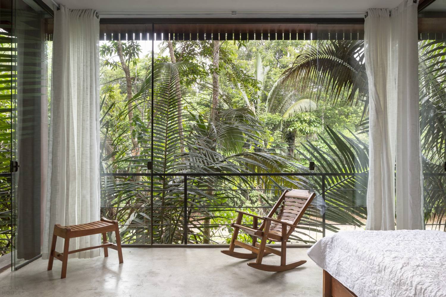 Дом в тропических лесах с панорамной полувинтовой лестницей