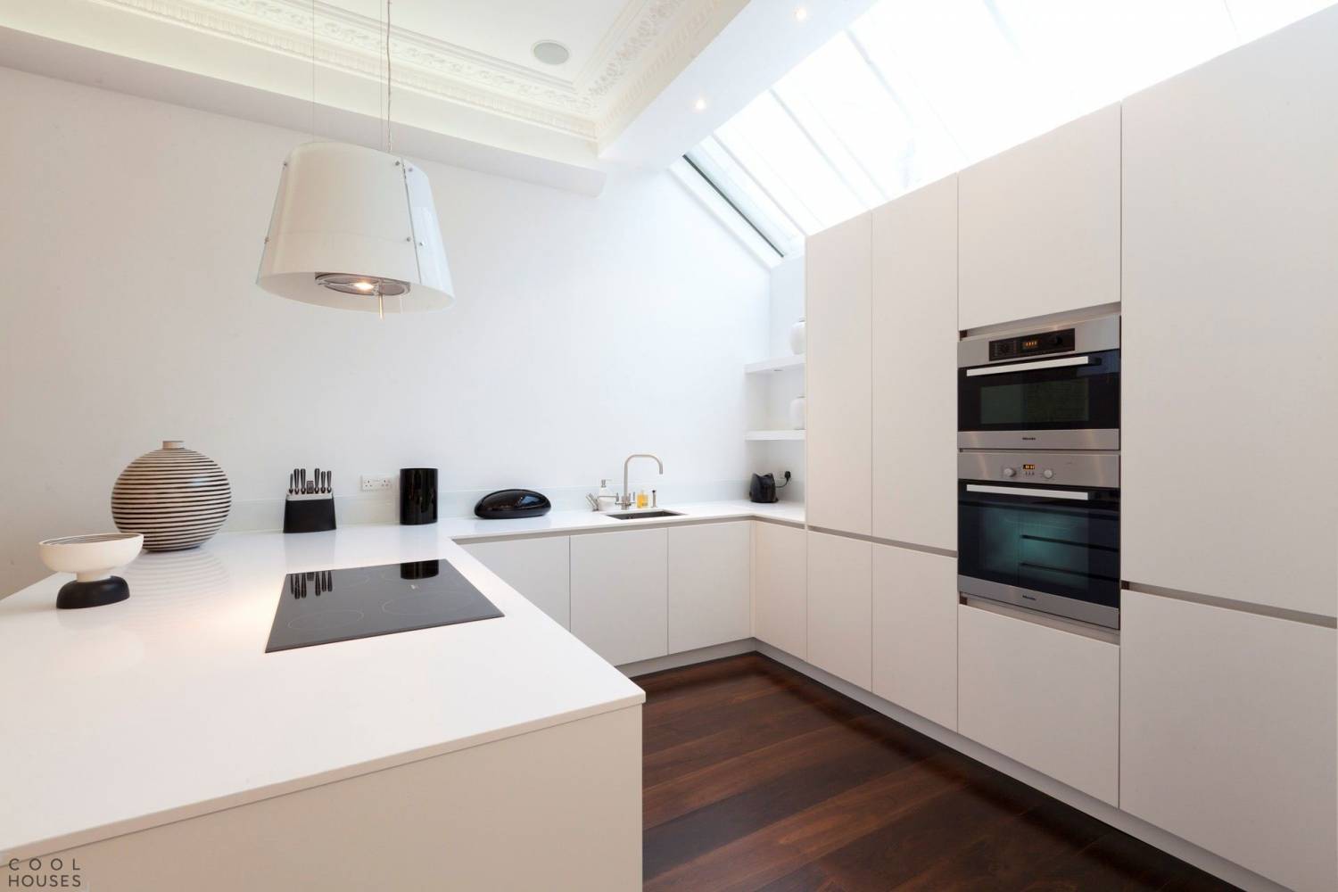 Moderne landhauskuche mit kochinsel – midir
